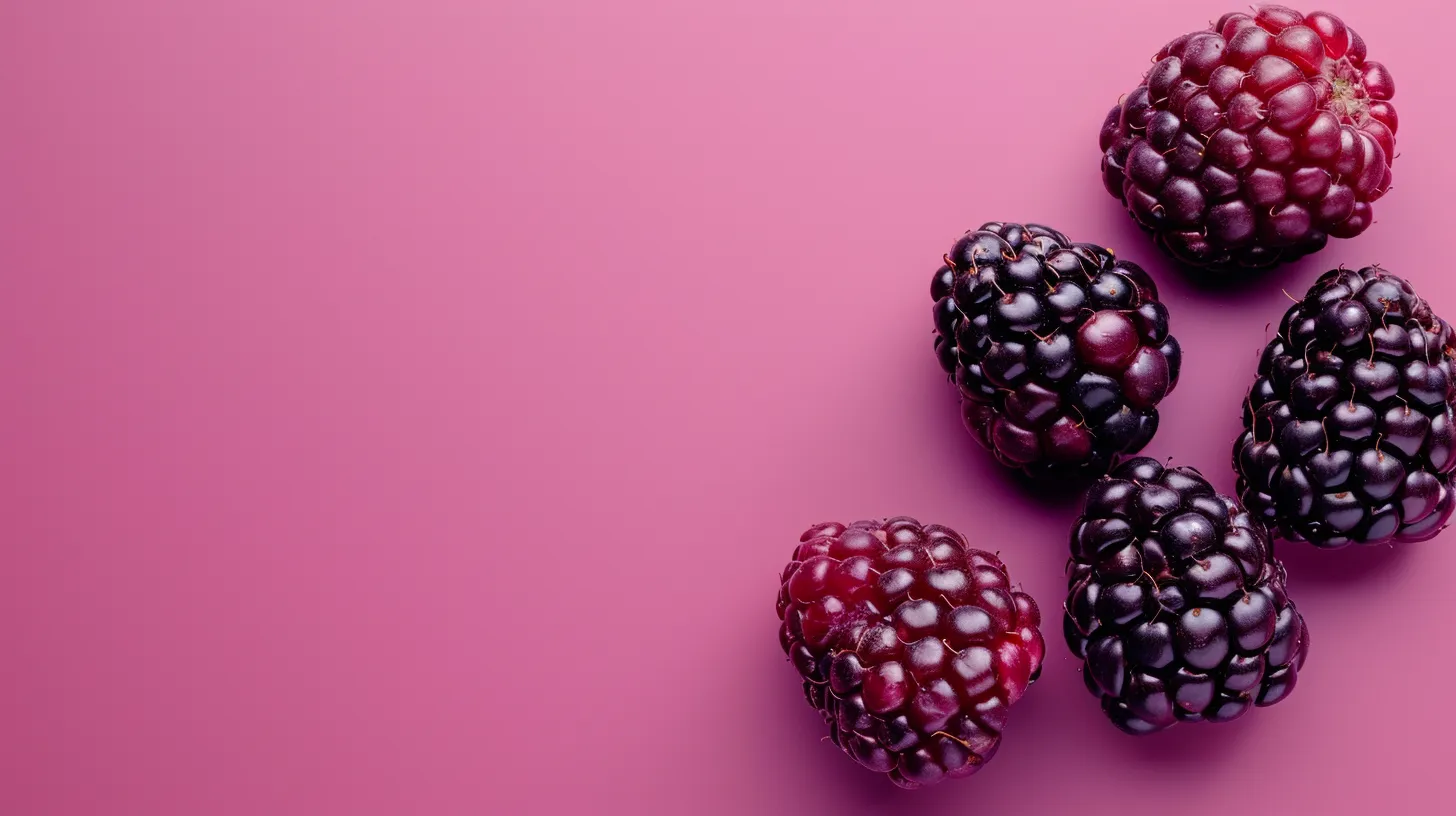 Moras negras frescas en un tazón