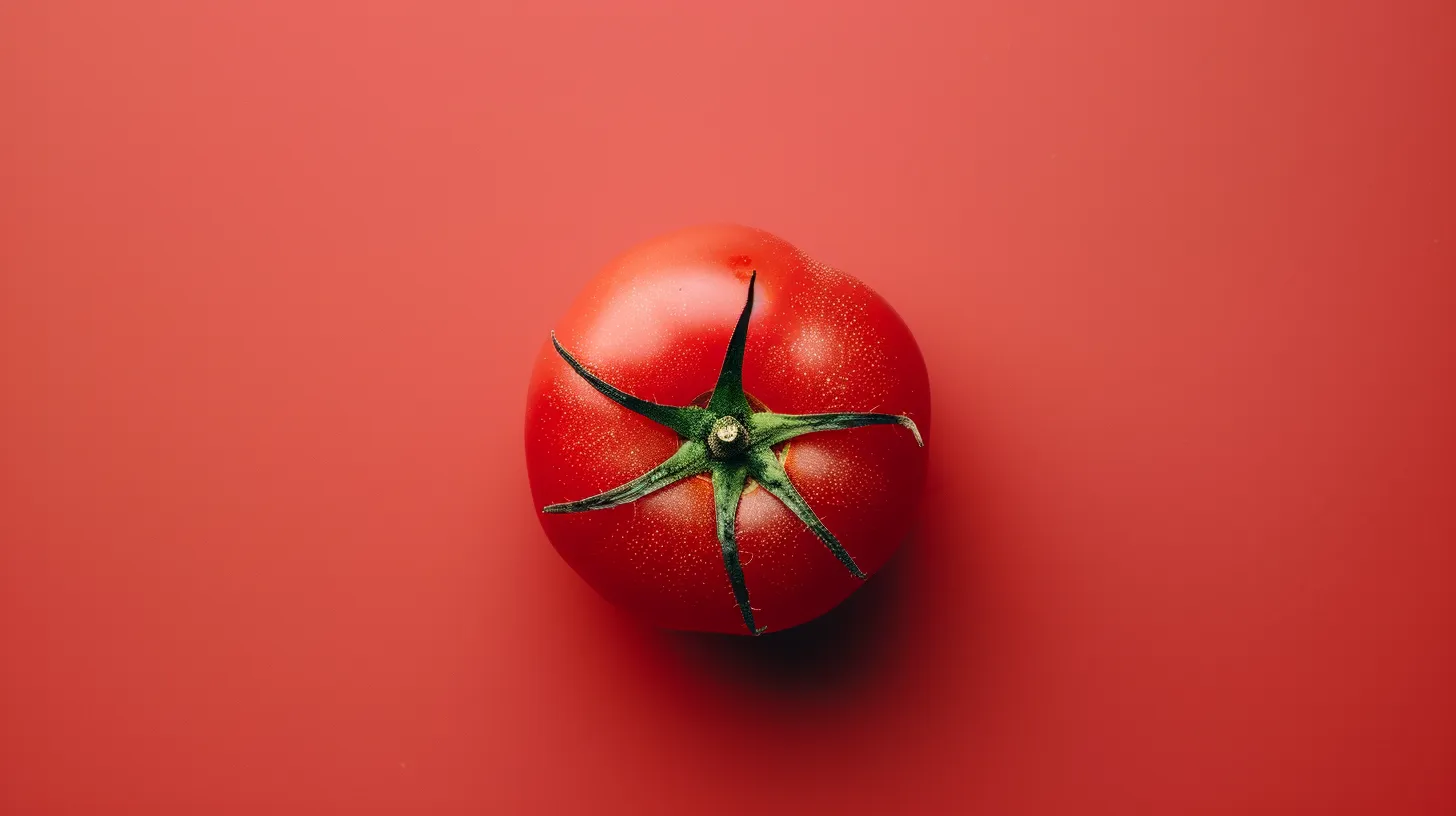 Tomates frescos en una canasta